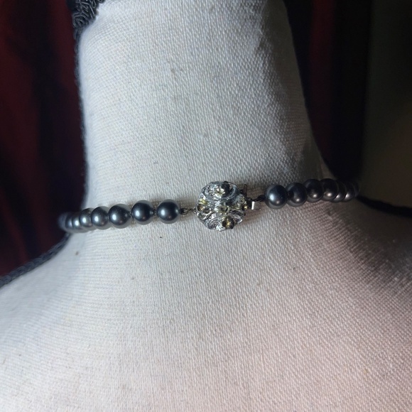 Faux dark Grey Pearl Necklace with Rhinestone Flower Clasp - Picture 4 of 4